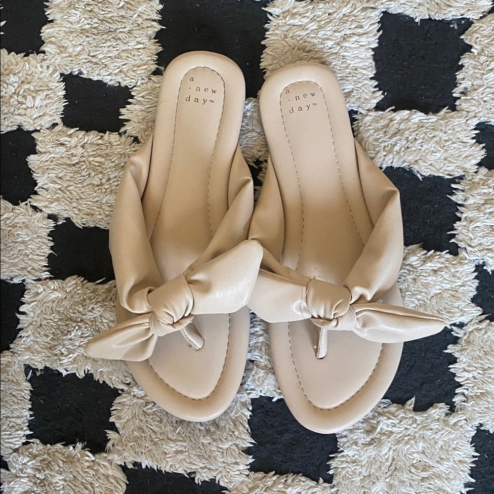 Cream Sandals With Bow